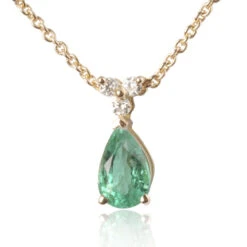 Collier émeraude Poire 0.80 Ct Serti De 3 Diamants 0.06 Ct Lisa - CL4317-EM0.80